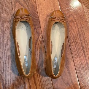 Brand New Geox size 40 tan suede and patent leather ballet flats. No box.